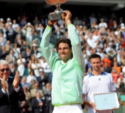 Rafa Nadal alza el trofeo de ganador, en presencia del finalista Robin Soderling, y Nicola Pietrangeli