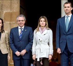 Sus Altezas Reales, acompañados por el presidente del Gobierno de Navarra, Miguel Sanz, y la mimistra de Vivienda, Beatiz Corredor, a su llegada al mo