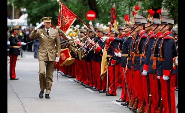 Don Felipe pasa revista a las tropas a su llegada a la Escuela de Guerra del Ejército