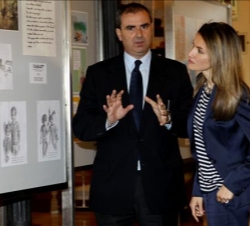 La Princesa contempla, acompañada por el el director de la Oficina de la OIT en España, Juan Hunt, una exposición sobre los trabajos realizados por lo
