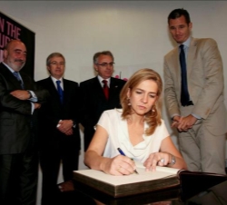 La Infanta Doña Cristina firma en el libro de honor, acompañada por Don Iñaki