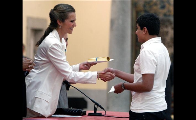 Doña Elena entrega el primer premio al alumno Tesvetan Todorov