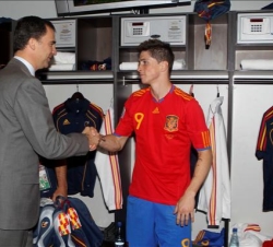 Don Felipe saluda a Fernando Torres tras el encuentro