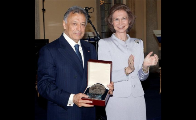 Doña Sofía aplaude a Zubin Mehta tras entregarle el Premio Yehudi Menuhin a la Integración de la Educación y las Artes 2010