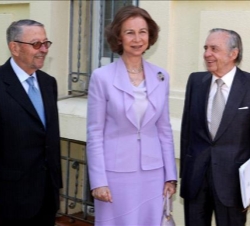 Doña Sofía acompañada por los presidentes de RTVE, Alberto Oliart, y de la Fundación de Ayuda contra la Drogadicción, JoséÁngel Sánchez Asiaín