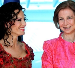 Doña Sofía conversa con la mezzosoprano Elina Garanca