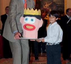 Su Majestad el Rey recoge uno de los trabajos realizados por uno de los alumnos ganadores