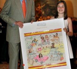Don Juan Carlos con una de las alumnas ganadoras del concurso