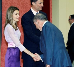 Los Príncipes de Asturias reciben el saludo del presidente de Caja Madrid, Rodrigo Rato