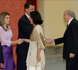 Sus Altezas Reales los Príncipes de Asturias reciben el saludo de la presidenta de Banesto, Ana Patricia Botín, y el presidente del Patronato del Muse