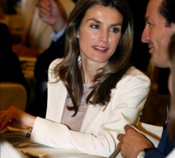 La Princesa de Asturias conversa con el presidente del Wharton Club of Spain, Pelayo Primo de Rivera