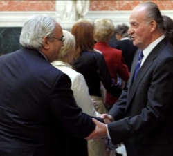 Don Juan Carlos saluda a Mikel Buesa, hermano de Fernando Buesa