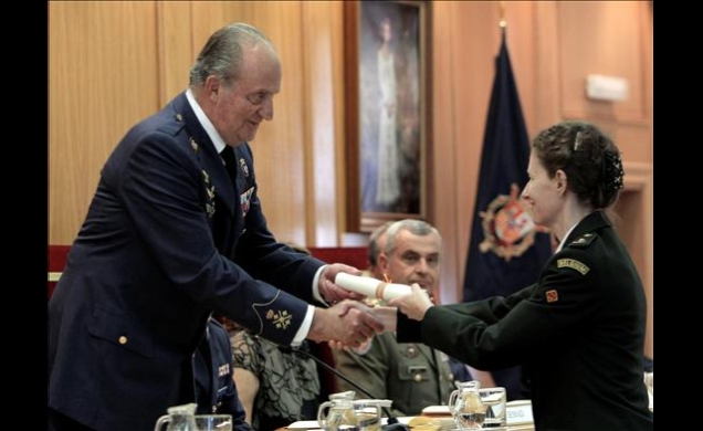 Don Juan Carlos entrega su diploma a la mayor del Ejército de Tierra de Bélgica Anne-Marie Delanghe