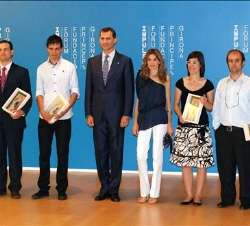 Sus Altezas Reales los Príncipes de Asturias junto a los galardonados con los Premios Impulsa