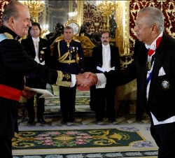 El nuevo embajador de la República de Chile saluda a Don Juan Carlos
