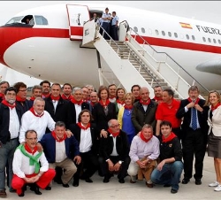 La Reina, el secretario de Estado para el Deporte y presidentes de federaciones regionales y de equipos, luciendo un pañuelo rojo con motivo de la fes