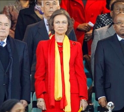 Doña Sofía, con el Presidente de Sudáfrica y el presidente de la FIFA, durante la interpretación de los Himnos Nacionales
