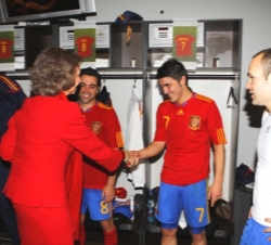 Su Majestad la Reina saluda a Villa, en presencia de Iniesta y Xavi, una vez finalizado el encuentro