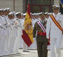 El Príncipe de Asturias pasa revista a las tropas que rindieron honores