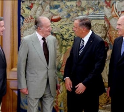 Don Juan Carlos junto a los representantes de la Cámara de Comercio Alemana para España