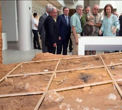 Su Majestad la Reina atiende las explicaciones del co-director de los yacimientos de Atapuerca, Eudald Carbonell