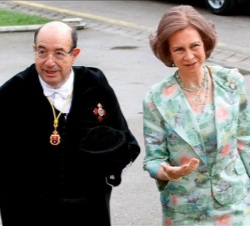 Su Majestad la Reina, junto al rector de la Universidad Internacional Menéndez Pelayo, Salvador Ordóñez, a su llegada al Palacio de La Magdalena