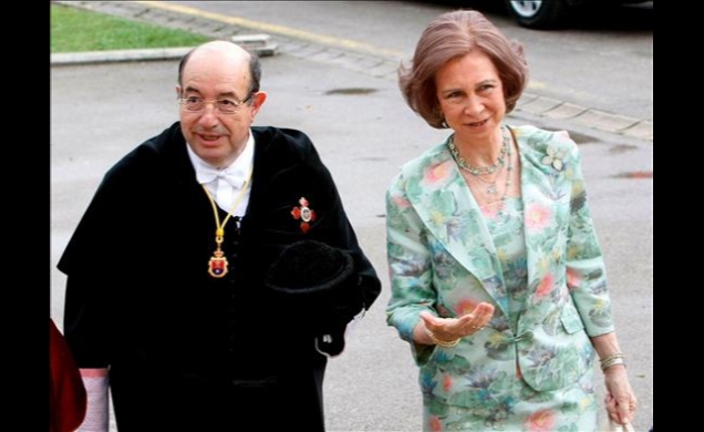 Su Majestad la Reina, junto al rector de la Universidad Internacional Menéndez Pelayo, Salvador Ordóñez, a su llegada al Palacio de La Magdalena