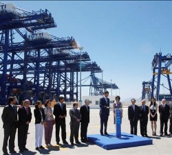 Don Felipe y la presidenta de Hanjin Shipping, durante el acto de inauguración de la Total Terminal International Algeciras