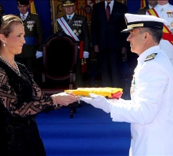 Doña Elena entrega la Bandera de Combate al comandante de la fragata Méndez Núñez, Manuel Romasanta