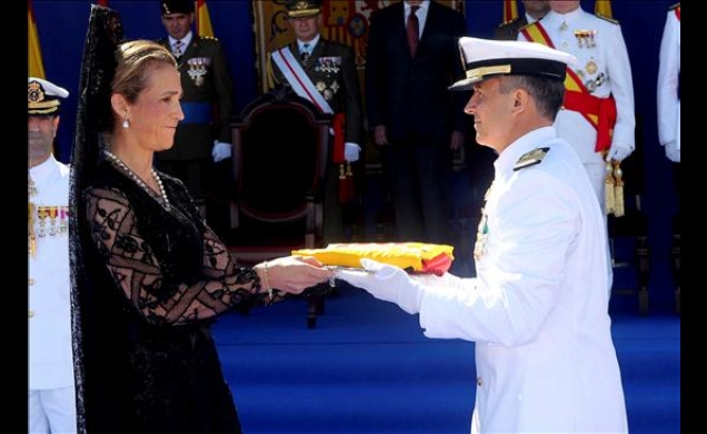 Doña Elena entrega la Bandera de Combate al comandante de la fragata Méndez Núñez, Manuel Romasanta
