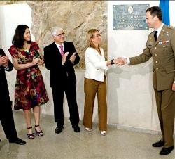 El Príncipe de Asturias saluda a la ministra de Defensa, Carme Chacón, tras el descubrimiento de la placa commemorativa de la inauguración