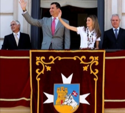 Sus Altezas Reales saludan a los alcazareños desde el balcón del Ayuntamiento, junto al alcalde y al presidente de la Junta de Comunidades de Castilla
