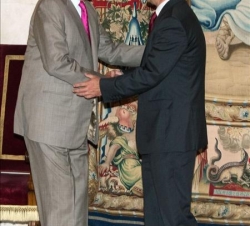 Don Juan Carlos recibe el saludo dl presidente de Las Islas Baleares Francesc Antich