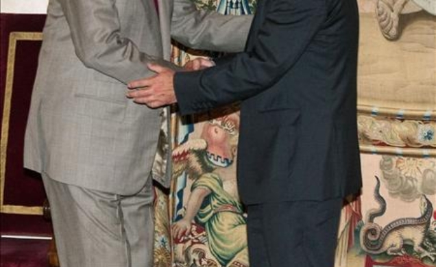Don Juan Carlos recibe el saludo dl presidente de Las Islas Baleares Francesc Antich