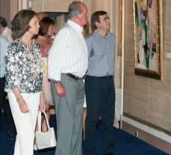 Sus Majestades los Reyes durante su visita a la exposición de pintura