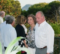 Don Juan Carlos y Doña Sofía durante su recorrido por los jardines