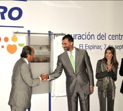 Don Felipe recibe el saludo del presidente del Grupo Siro tras descubrir una placa conmemorativa