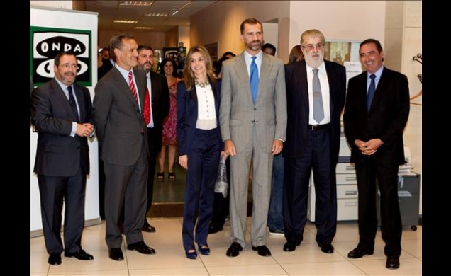 Sus Altezas Reales los Príncipes de Asturias durante la visita a las instalaciones de Onda Cero Radio