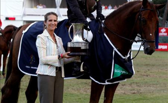 La Infanta entrega el trofeo de vencedor al jinete francés Kevin Staut