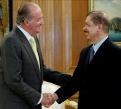 Don Juan Carlos saluda al Presidente Michel