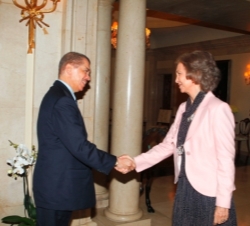 La Reina recibe el saludo del Presidente de la República de Seychelles, en presencia de Don Juan Carlos, momentos antes del almuerzo