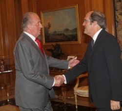 Don Juan Carlos saluda al Ministro de Educación