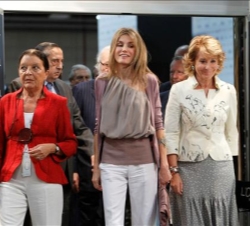 Su Alteza Real, con la presidenta de la Comunidad de Madrid y la directora de Cibeles Madrid Fashion Week