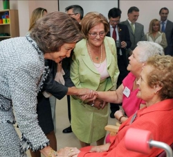 Doña Sofía saluda a varios de los residentes del centro