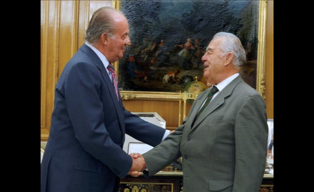 Don Juan Carlos saluda al galardonado, Philippe Nourry