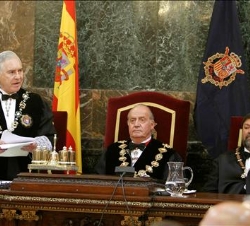 Don Juan Carlos, junto al ministro de Justicia, durante la intervención del presidente del Tribunal Supremo y del Consejo General del Poder Judicial