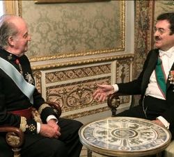 El embajador de Italia conversa con el Rey