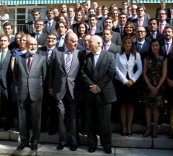 Fotografía de grupo con los nuevos diplomáticos