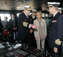 El Rey conversa con la ministra de Defensa en el puente del Juan Carlos I