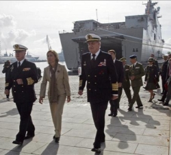 Don Juan Carlos, la ministra Chacón y el almirante jefe de Estado Mayor de la Armada